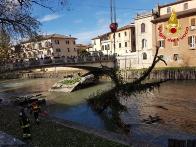Rieti, intervento dei Vigili del fuoco per liberare il vecchio ponte romano sul Velino