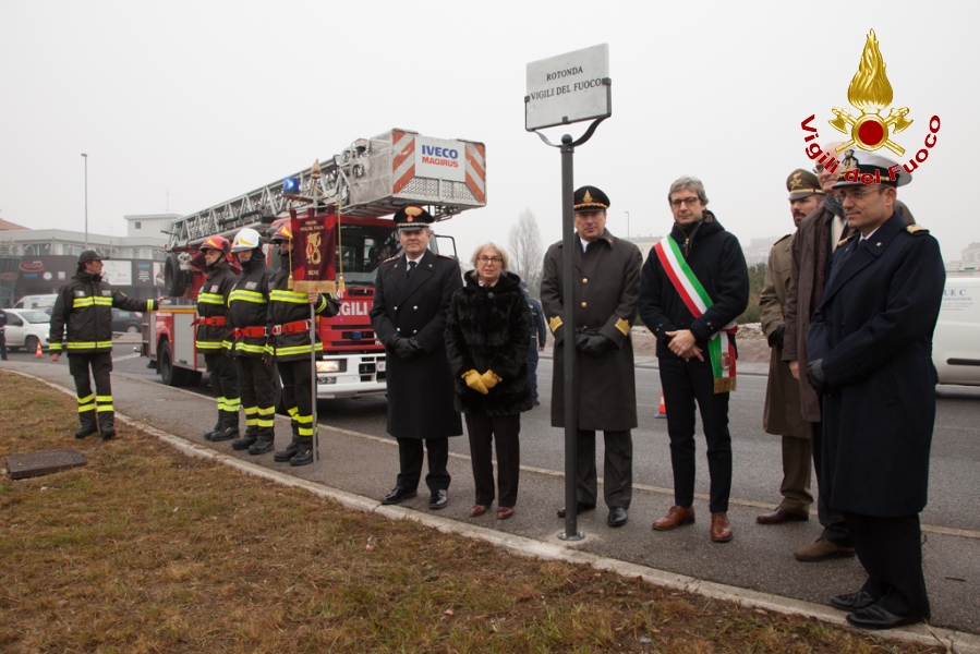 Rimini, cerimonia di intitolazione rotonda ai Vigili del fuoco