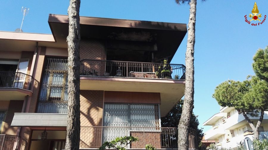  Rimini, i Vigili del Fuoco salvano una donna nel suo appartamento in fiamme
