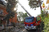 Roma, esplosione provoca il crollo parziale di una palazzina nel quartiere Torre Angela 