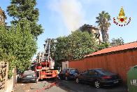 Roma, esplosione provoca il crollo parziale di una palazzina nel quartiere Torre Angela 