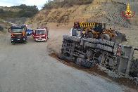 Roma, incidente sul lavoro: camion si ribalta in una cava