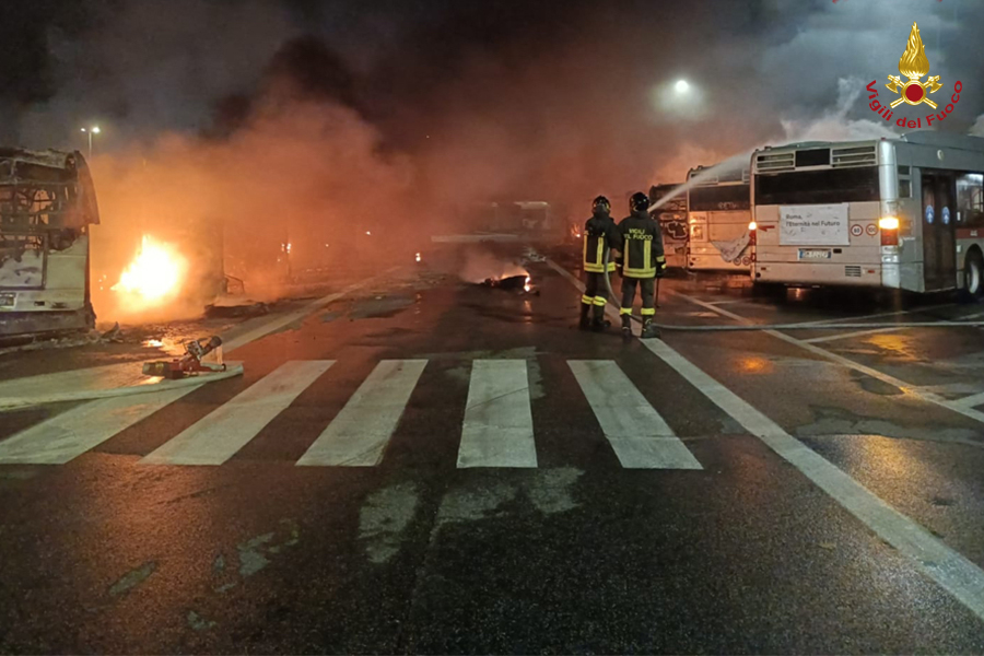 Roma, in fiamme il deposito Atac in via Prenestina: decine di autobus coinvolti 