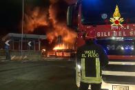 Roma, in fiamme il deposito Atac in via Prenestina: decine di autobus coinvolti 