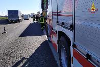 Padova, camion frigo perde GNL sulla A13: Vigili del fuoco in azione 