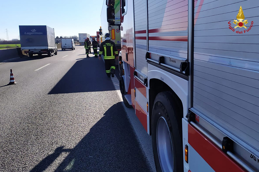 Padova, camion frigo perde GNL sulla A13: Vigili del fuoco in azione 