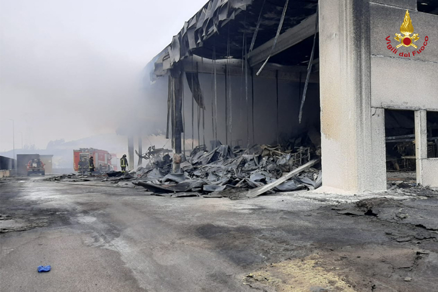Salerno, incendio in un'azienda che tratta materiale plastico a Eboli 