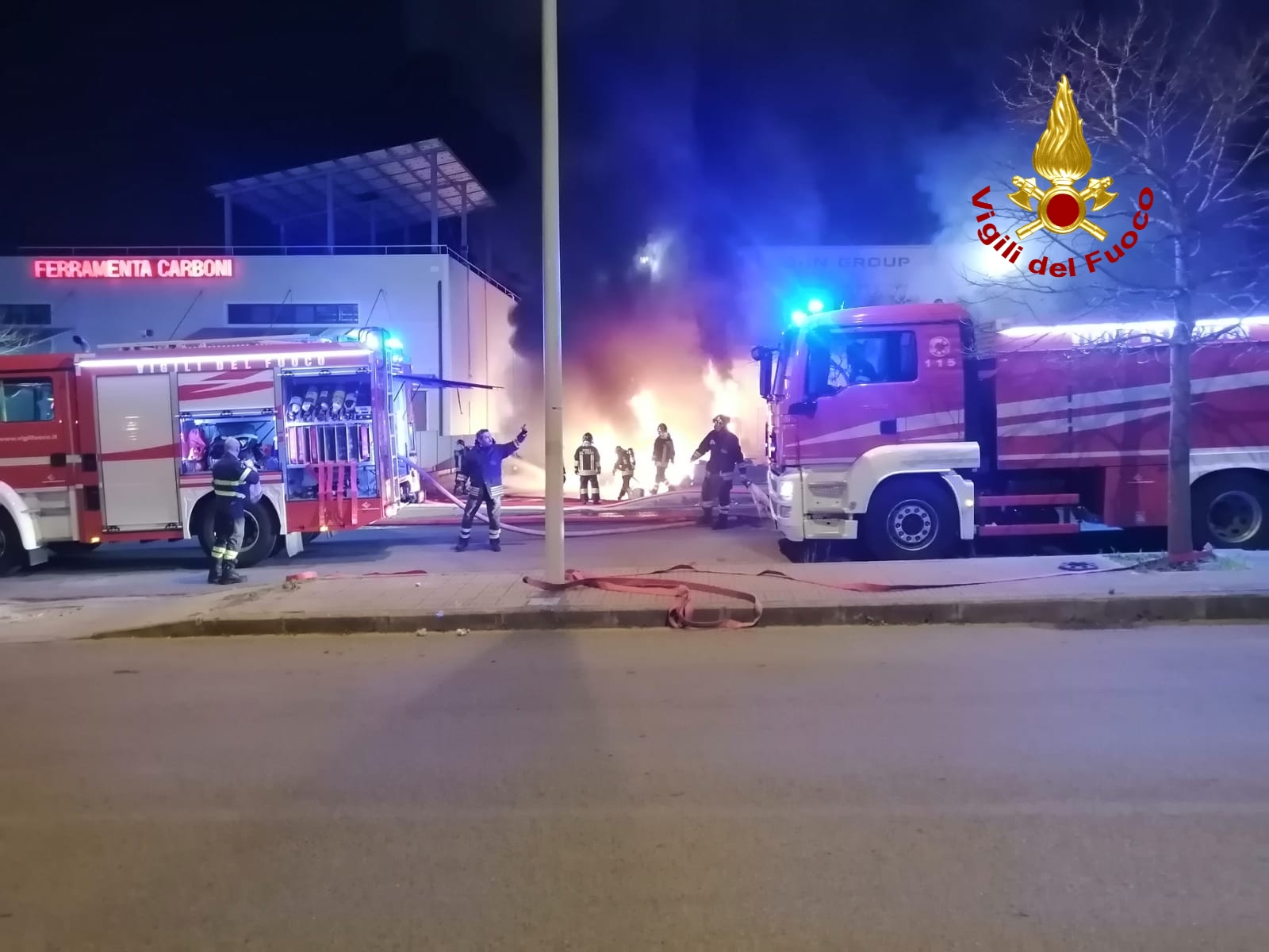Sassari, in fiamme alcuni trattori stradali in localit Predda Niedda