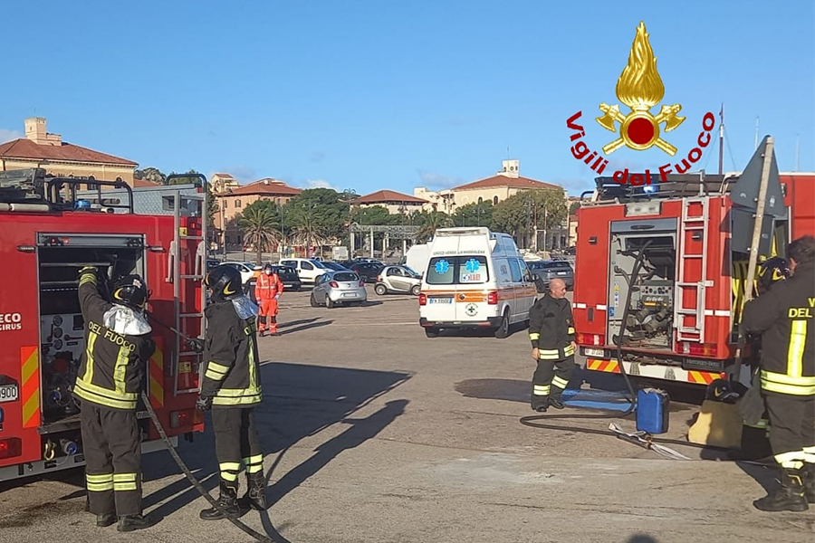 Sassari, incendio simulato nel porto della Maddalena