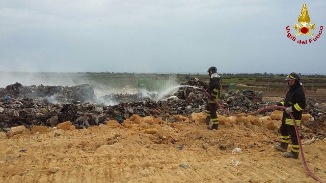 Trapani,vasto incendio nella discarica di Campobello di Mazara