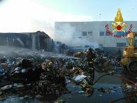 Catania, vasto incendio in un'azienda specializzata nello smaltimento dei rifiuti