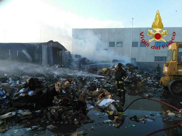 Catania, vasto incendio in un'azienda specializzata nello smaltimento dei rifiuti