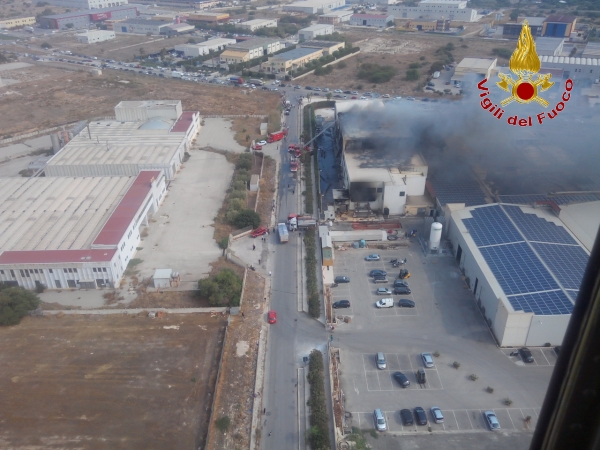Ragusa, vasto incendio in un'azienda nella zona industriale di Modica