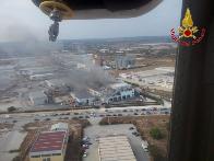 Ragusa, vasto incendio in un'azienda nella zona industriale di Modica