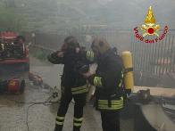 Messina, incendio deposito capi abbigliamento. Salvata un donna dai Vigili del fuoco