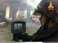 Messina, incendio deposito capi abbigliamento. Salvata un donna dai Vigili del fuoco