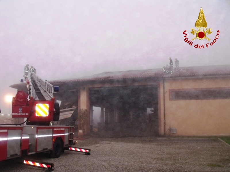 Siena, violento incendio in una cantina di azienda vinicola nel comune di Monteriggioni