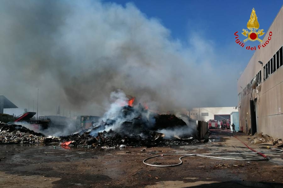 Taranto, incendio in un deposito nella zona industriale di Mottola