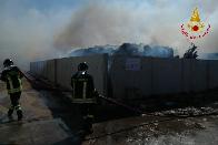 Taranto, incendio in un deposito nella zona industriale di Mottola