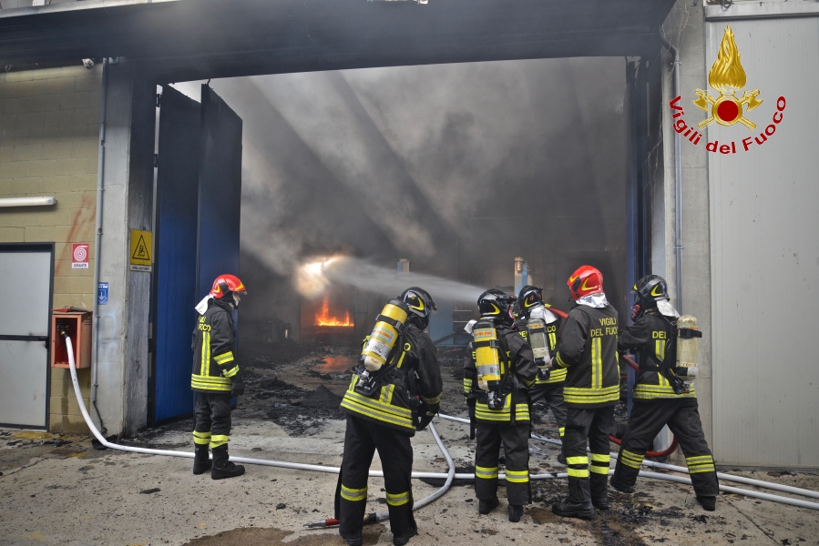  Torino, incendio di un capannone industriale nel comune di Pianezza