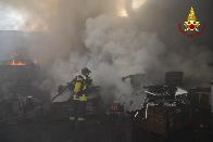 Torino, in fiamme magazzino adibito allo stoccaggio di materiale plastico