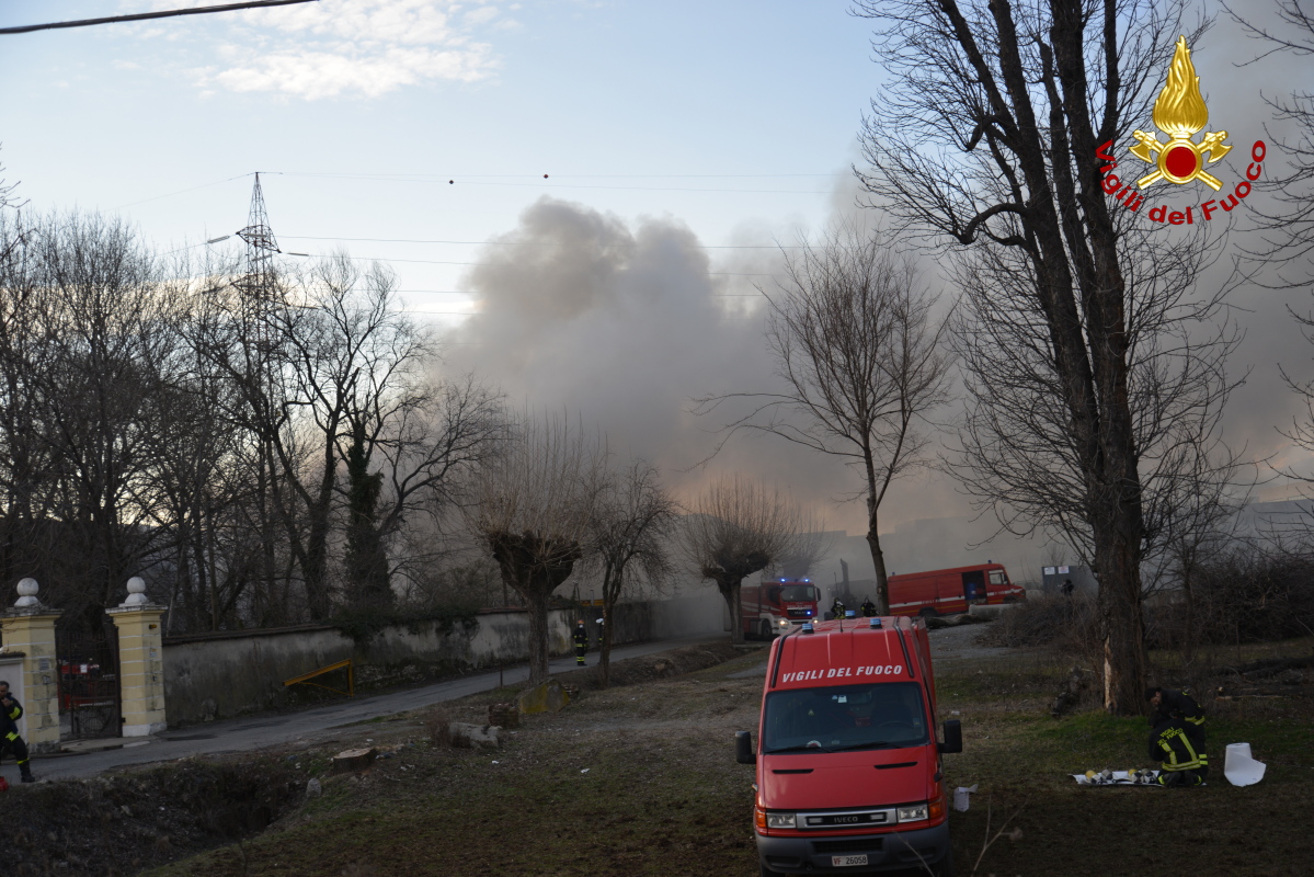 Torino, in fiamme magazzino adibito allo stoccaggio di materiale plastico