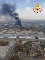 Torino, incendio in un magazzino di rifiuti ferrosi in strada Del Portone