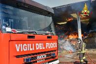 Torino, incendio in fienile, a fuoco centinaia di rotoballe a Borgaro Torinese
