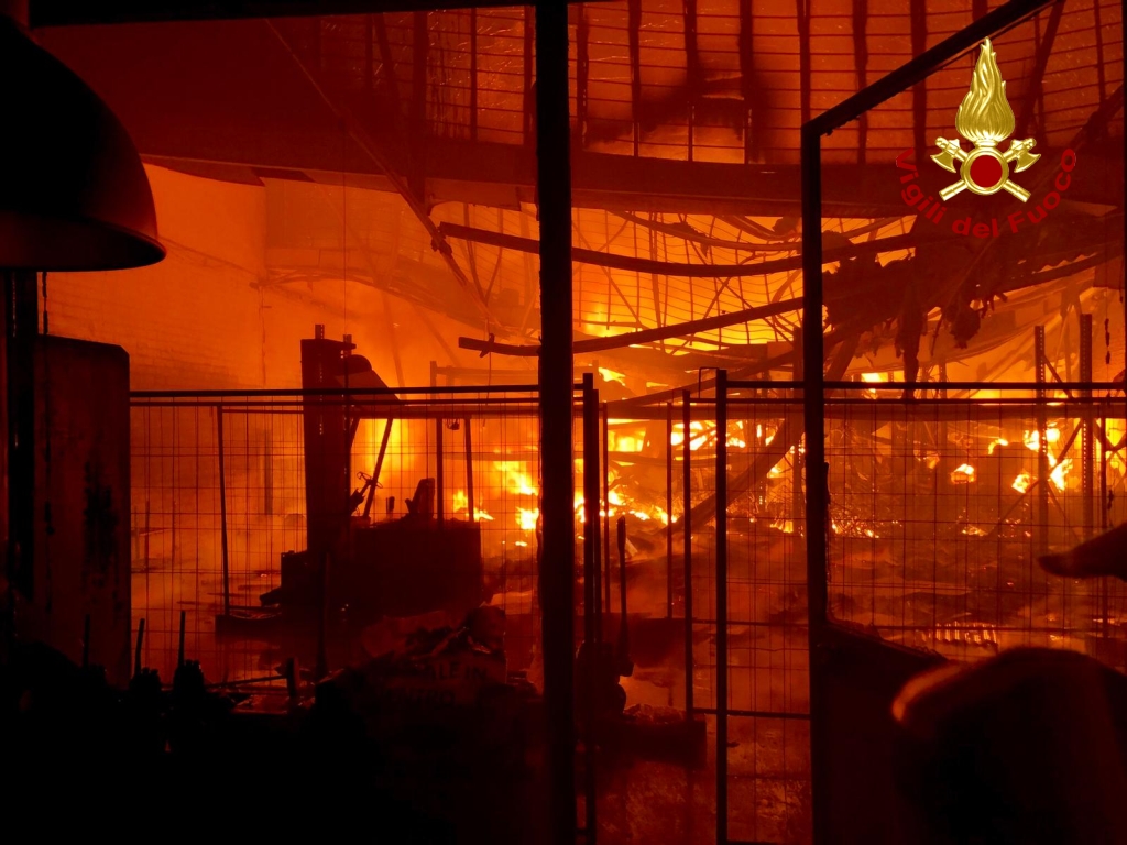 Torino, incendio presso un'azienda specializzata in allestimenti fieristici