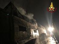 Torino, incendio presso un'azienda specializzata in allestimenti fieristici