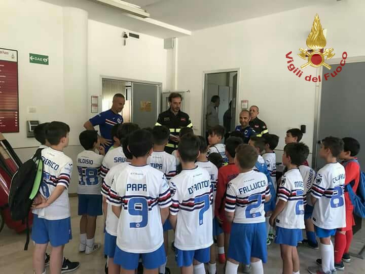 Trapani, i giovani allievi di una scuola calcio in visita al Comando dei Vigili del Fuoco