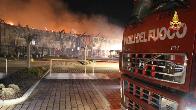  Treviso, vasto incendio all'interno del parco Commerciale Stella di Oderzo