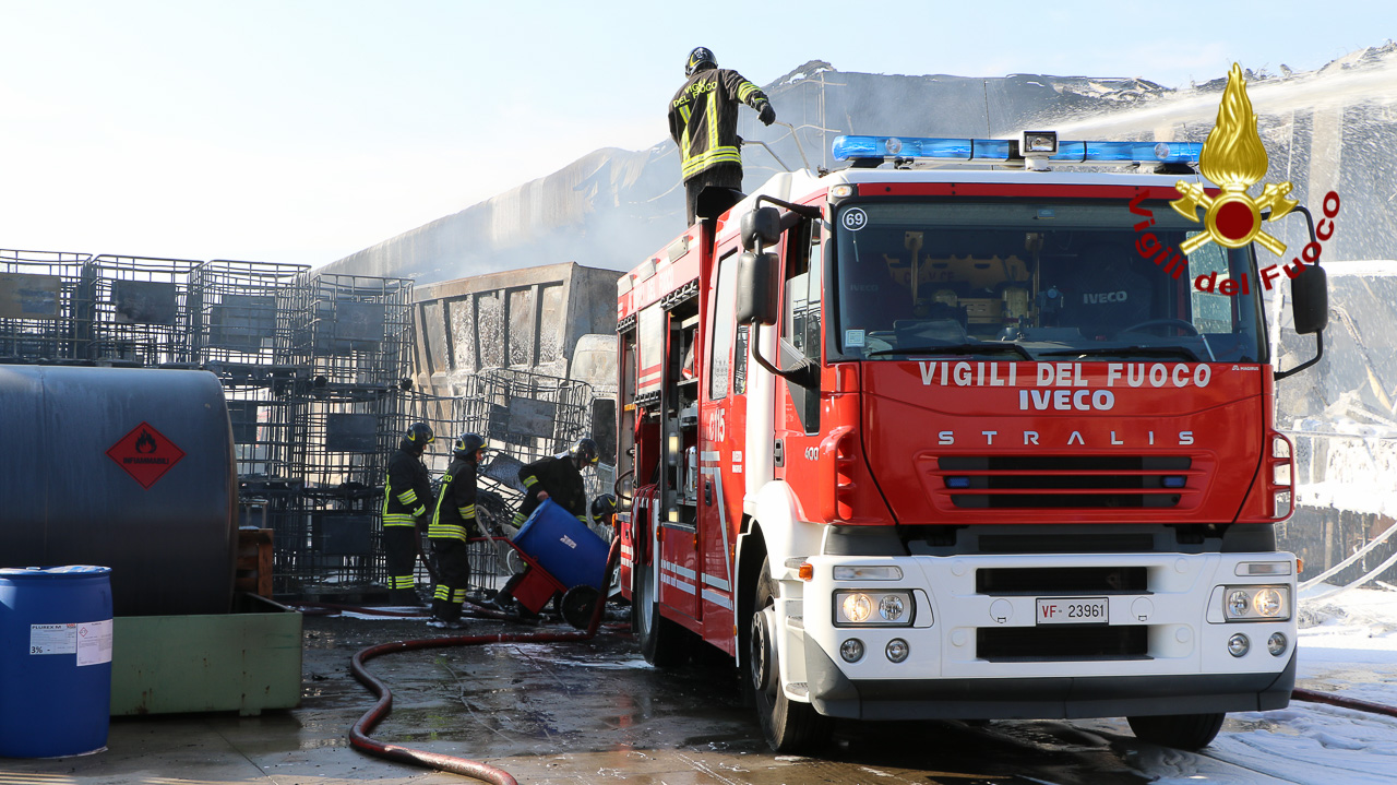 Vicenza, vasto incendio in un deposito carburanti a Rossano Veneto
