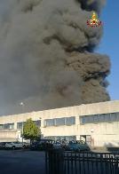 Treviso, incendio in un'azienda di Motta di Livenza, colonna di fumo visibile da molto lontano