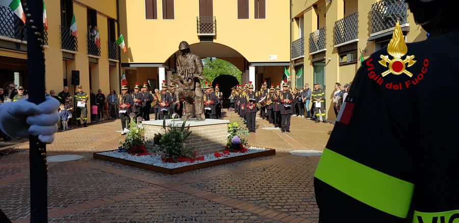 Treviso, una statua celebra il lavoro dei Vigili del Fuoco