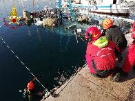 Trieste, recuperato peschereccio affondato all'ormeggio