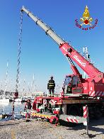 Trieste, recuperato peschereccio affondato all'ormeggio