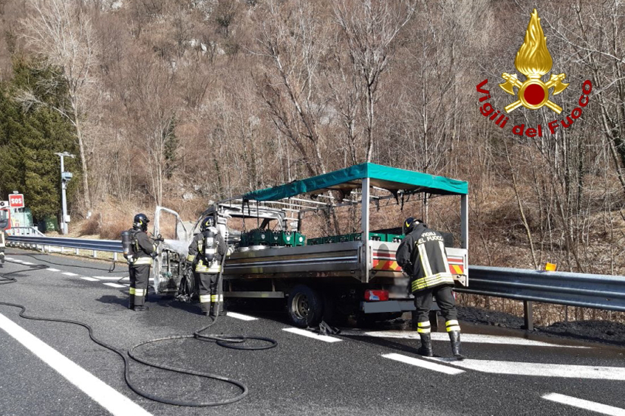 Udine, in fiamme un autocarro sull'autostrada A23