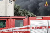 L'incendio dei rifiuti nella ditta alle porte di Perugia