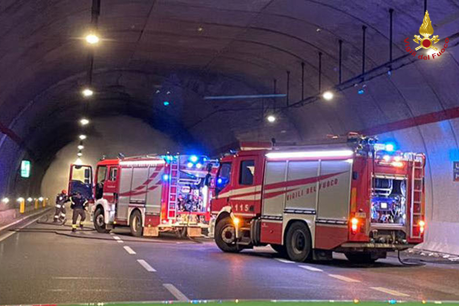 Perugia, auto ibrida in fiamme in galleria sulla SS 76: Vigili del fuoco in azione      [Nascondi] 