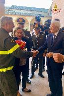I Vigili del fuoco donano un elmo da caposquadra al Predidente Mattarella