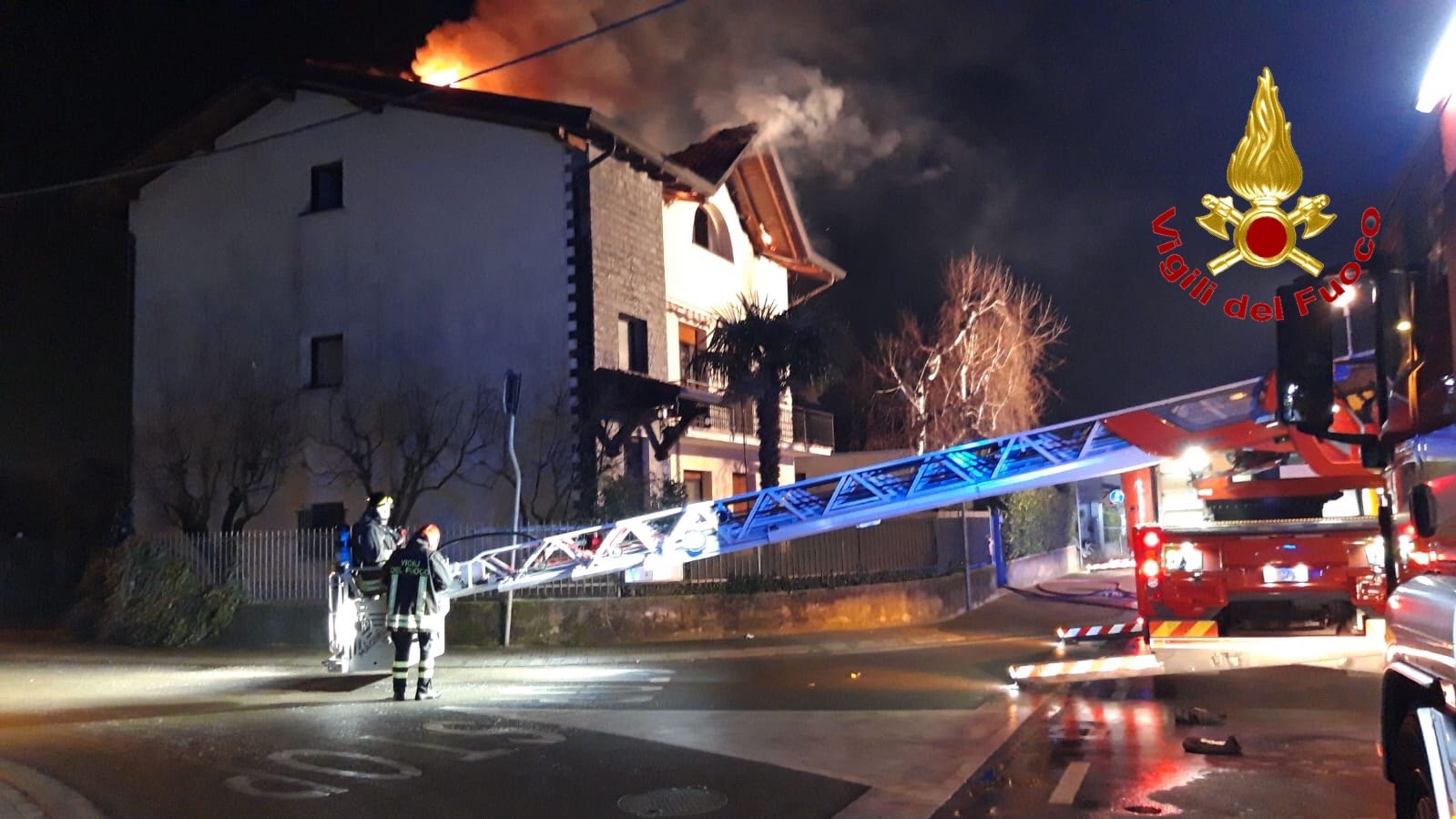 Varese, in fiamme il tetto di una villa nel comune di Venegono