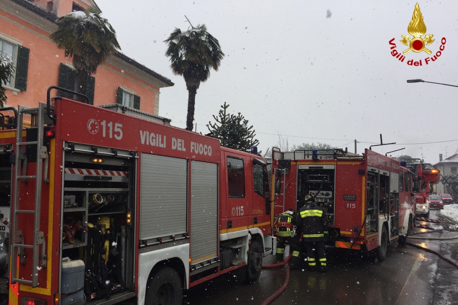 Varese, incendio tetto a Casale Litta