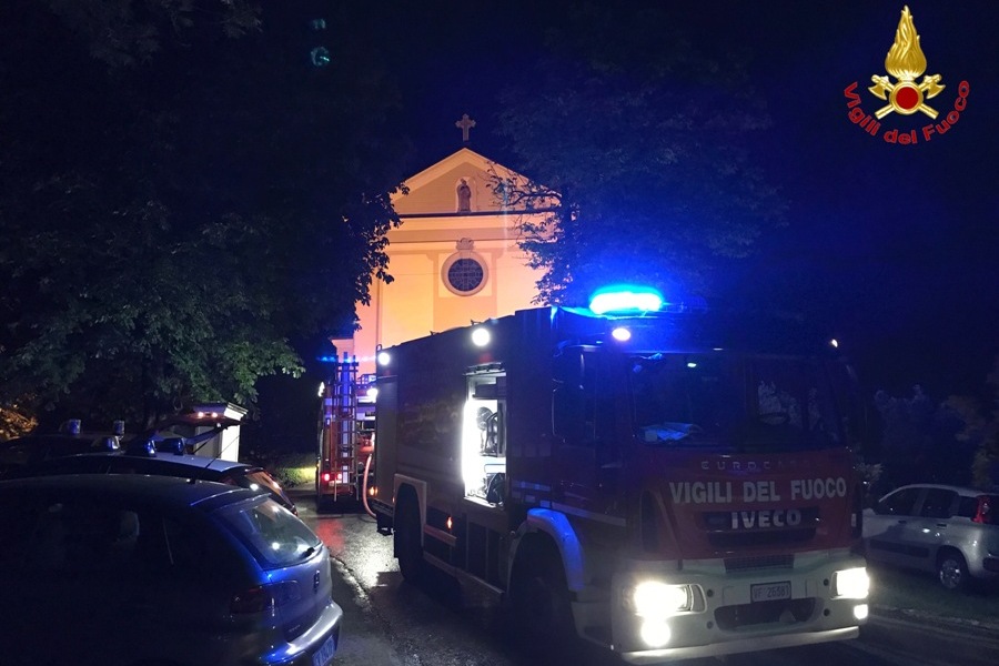 Varese, incendio campanile a Caravate