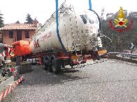 Varese, intervento dei Vigili del Fuoco per rimuovere un autoarticolato