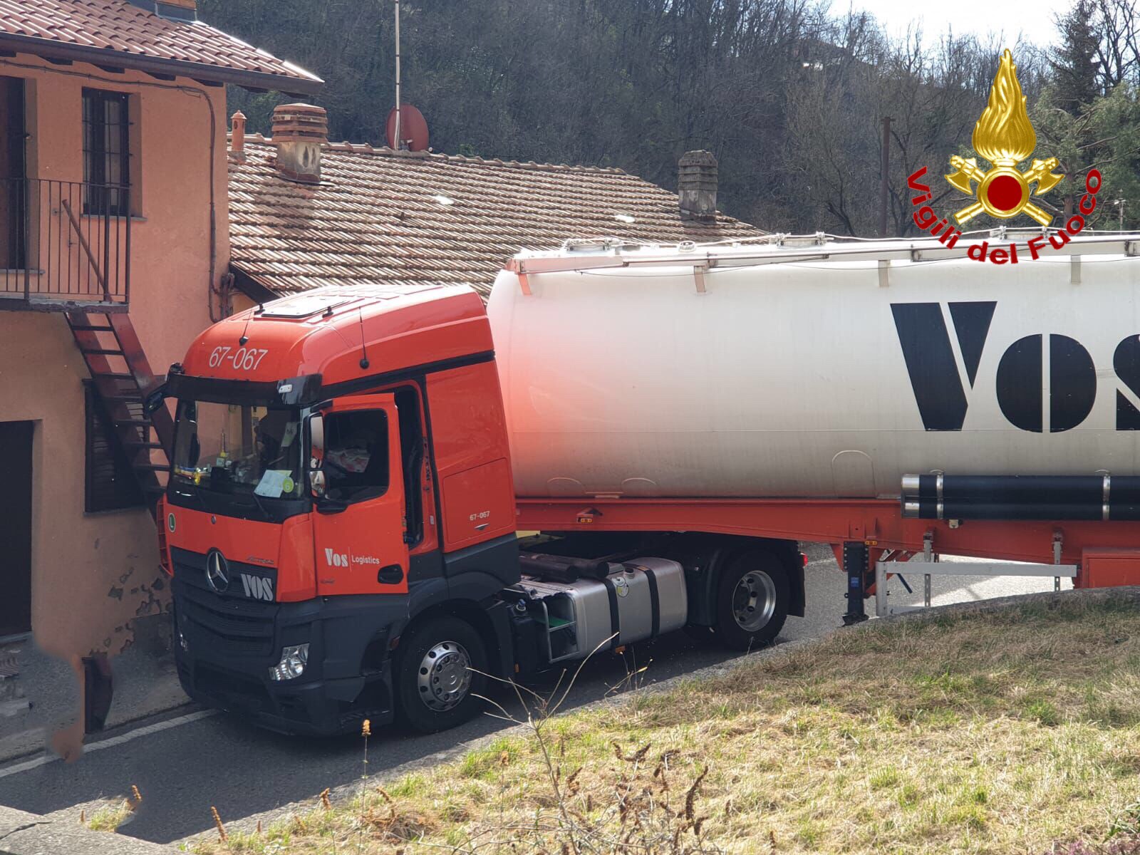 Varese, intervento dei Vigili del Fuoco per rimuovere un autoarticolato