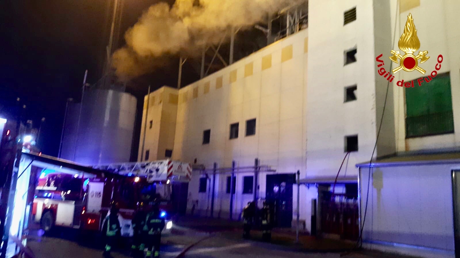 Varese, fiamme in un impianto industriale di Busto Arsizio
