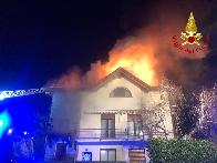 Varese, in fiamme il tetto di una villa nel comune di Venegono