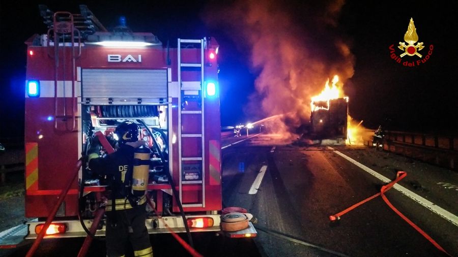  Verona, in fiamme un autoarticolato sulla A22