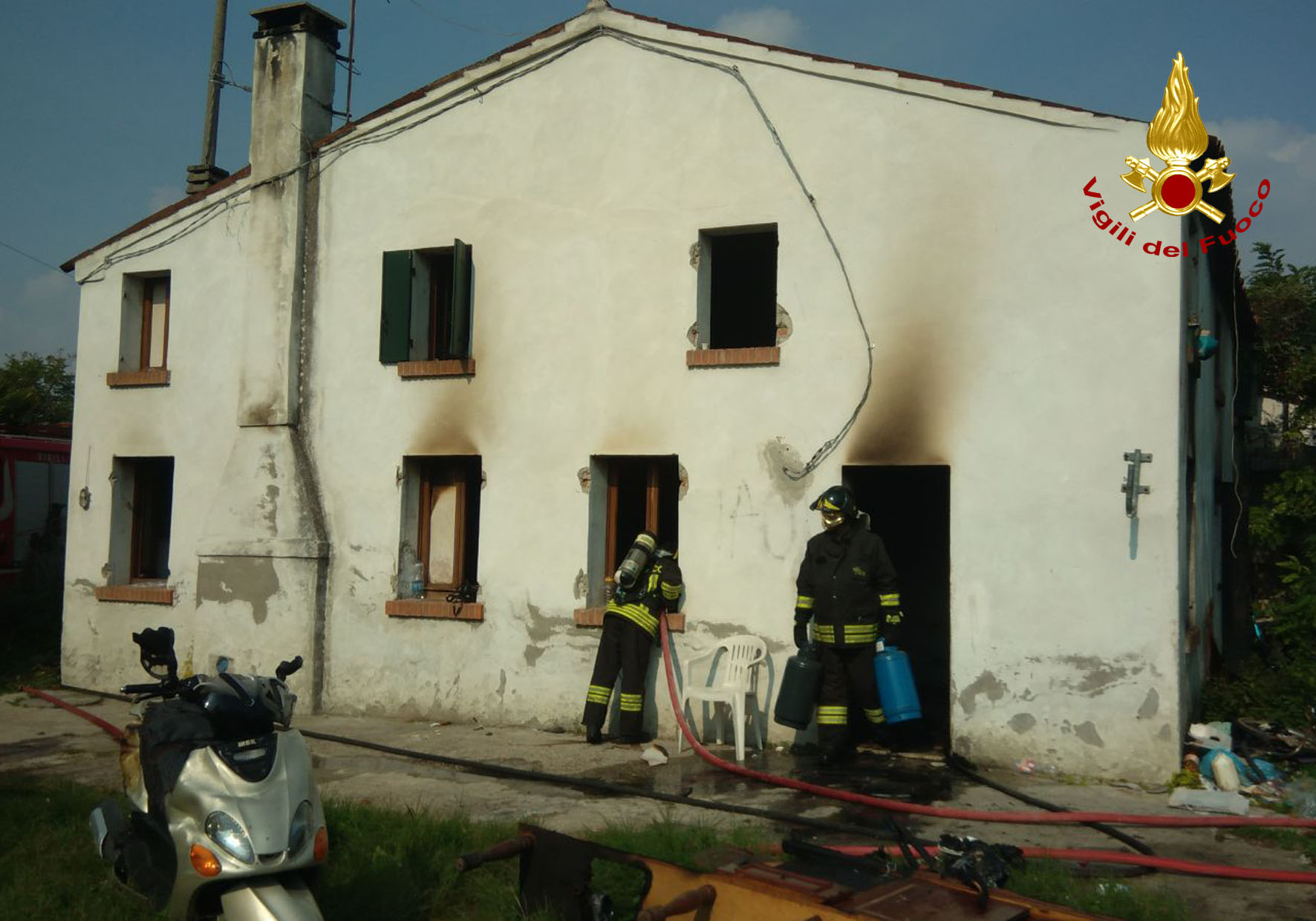 Padova, incendio abitazione nel comune di Montagnana, in salvo due inquilini residenti